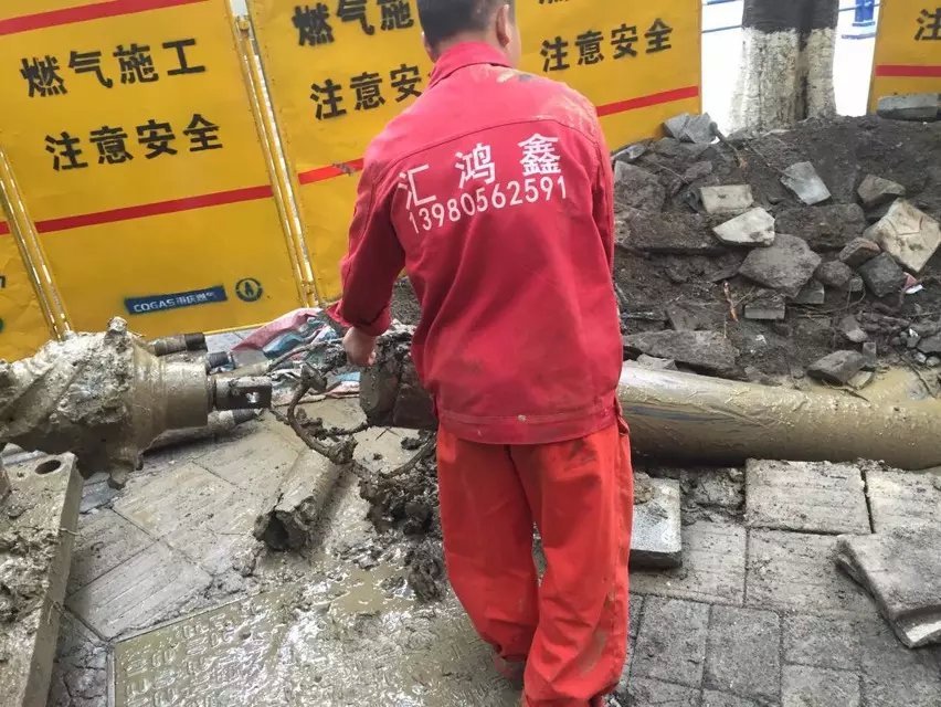 樂山天燃氣定向鉆施工200PE管，1條管道100米長，2015年4月23日順利完工